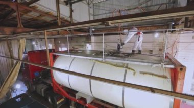 Tank kamyonu temizleme operasyonu. Tanker kimyasal temizlik işinde. Kamyon tankını içeriden temizliyorum.