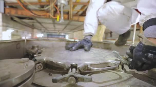 Un trabajador hace una limpieza química de un camión cisterna con vapor desde el interior. Limpieza automática de vapor del petrolero. Trabajador en protección química — Vídeos de Stock
