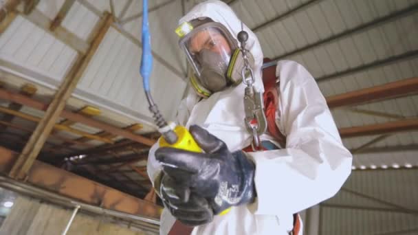 Nettoyage automatique à la vapeur du pétrolier. Travailleur en protection chimique. Un travailleur effectue un nettoyage chimique d'un camion-citerne avec de la vapeur de l'intérieur. — Video