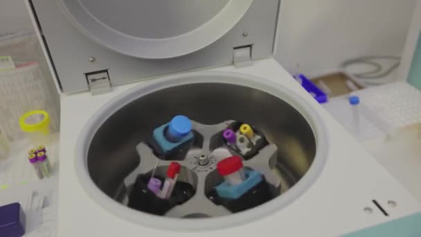 Laboratoriecentrifug. Rotering av medicinska prover i en laboratoriecentrifug. Medicinsk centrifugering — Stockvideo