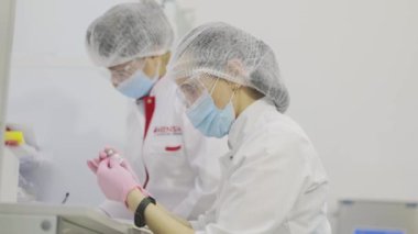 Modern laboratuvar. Modern bir laboratuarda çalışanlar. Laboratuvar teknisyenleri modern bir laboratuvarda çalışıyorlar.