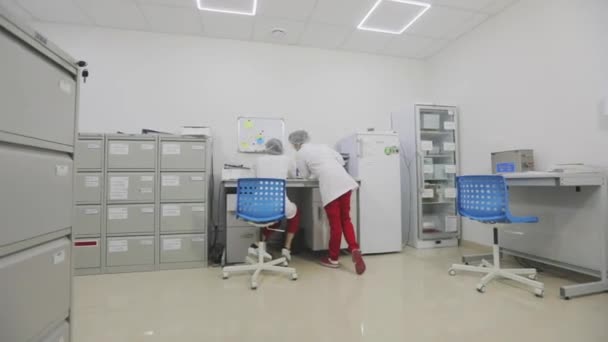 Modern bir laboratuarda çalışanlar. Modern laboratuvar. Laboratuvar teknisyenleri modern bir laboratuvarda çalışıyorlar.. — Stok video