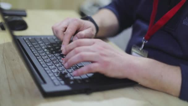 Mužské ruce zadávají text na klávesnici notebooku zblízka. Muž píše na klávesnici notebooku. — Stock video