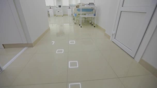 Στο εσωτερικό του νοσοκομείου. Νέο μοντέρνο δωμάτιο στο νοσοκομείο. Φωτεινό νέο θάλαμο σε μια σύγχρονη κλινική — Αρχείο Βίντεο
