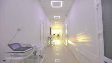 Modern bir hastanenin koridorları. Kamera hastanenin boş koridoru boyunca döner. Kliniğin boş, parlak koridoru. Modern bir kliniğin içinde.