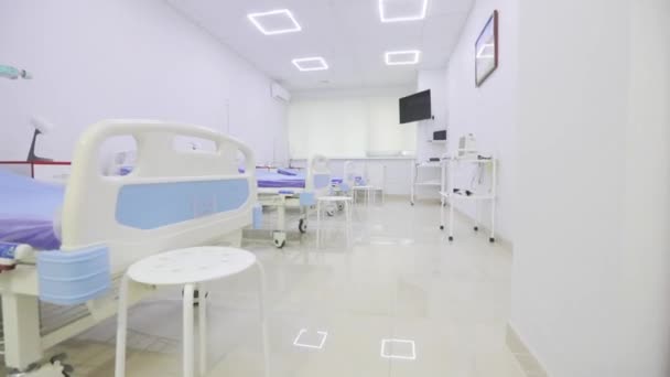 Нова сучасна кімната в лікарні. Інтер'єр лікарні. Яскравий новий зал в сучасній клініці — стокове відео