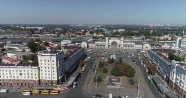 Havadan Dnipro şehri. Havadan Doğu Avrupa şehri. Havadan tren istasyonu.