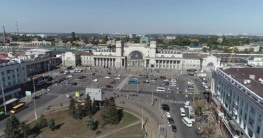 Havadan Dnipro şehri. Havadan Doğu Avrupa şehri. Havadan tren istasyonu.
