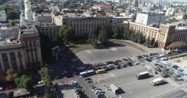 Büyük bir şehirde trafik sıkışık. Arabalar bir İHA 'nın trafik sıkışıklığı görüntüsünde. Şehirde bir sürü araba var.