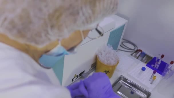 Laboratorní asistentka drží zkumavky v rukou. Pracovní postup v laboratoři. Práce v laboratoři. — Stock video
