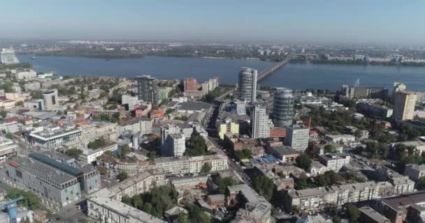 Dnipro City dall'alto. Volare sopra la città vecchia vicino al fiume. Una città sul fiume Dnieper. Città dell'Europa orientale dall'alto — Video Stock