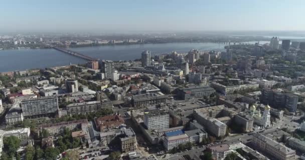 Volo aereo sopra il centro di Dnipro City. Una città sul fiume Dnieper. Volare sopra la città vecchia vicino al fiume. Città dell'Europa orientale dall'alto. — Video Stock