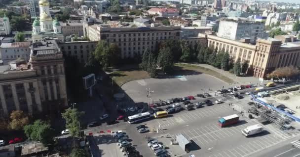 Un ingorgo in una grande citta '. Le auto sono in un ingorgo stradale vista da un drone. Molte auto in città — Video Stock