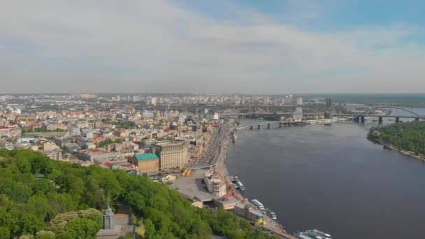 キエフの堤防の上のフライト。キエフの中央部を飛行します。キエフ夏の日の高さから — ストック動画