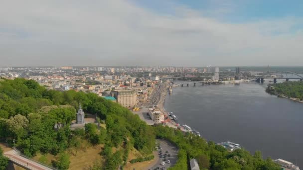 キエフの空気から。キエフの堤防の空気から。キエフへのフライト。キエフ中心部から空気 — ストック動画