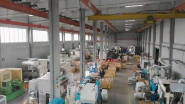 Üretim atölyesi genel planı. Makine gereçleri ile büyük bir atölye genişliği. Modern bir fabrikanın sanayi bölgesi.