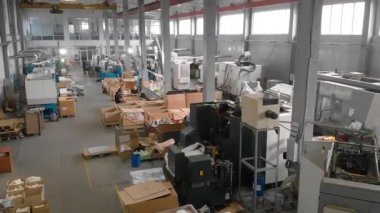 Modern bir fabrikanın genel planı içeriden. Bir sürü makineleri olan büyük bir üretim salonu. Büyük bir fabrikanın atölyesi.