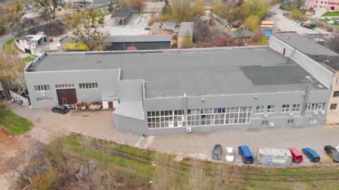 Modern bir fabrikanın üzerinden uçmak. Büyük bir fabrika manzarası var. Modern bir fabrikanın dışı.
