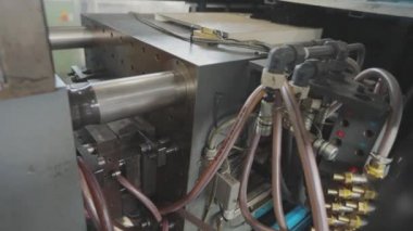 Baskı kalıplı bir parçanın yaratılması. Plastik bir parçayı damgalamak. Plastik bir parçayı baskı kalıbıyla damgalamak