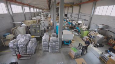 Modern bir fabrikanın genel planı içeriden. Bir sürü makineleri olan büyük bir üretim salonu. Büyük bir fabrikanın atölyesi.