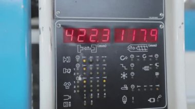 Fabrikalardaki CNC makinesinin kontrol paneli. Modern CNC makinesi. CNC makinesi bir parçasını işliyor. CNC makine monitörü.