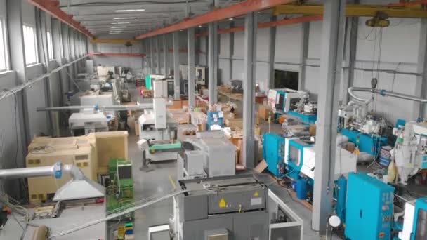 Γενικό σχέδιο εργαστηρίου παραγωγής. Span σε ένα μεγάλο εργαστήριο με εργαλειομηχανές. Βιομηχανικό εσωτερικό ενός σύγχρονου εργοστασίου — Αρχείο Βίντεο