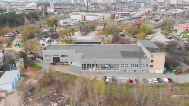 Grande vista de fábrica esmagadoramente. Exterior de uma fábrica moderna. Voo sobre uma fábrica moderna. — Vídeo de Stock