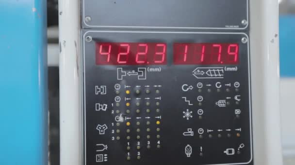 Контрольна панель снк-машин на заводах. Сучасна машина з ЧПУ. CNC-машина обробляє частину. CNC-машина монітор. — стокове відео