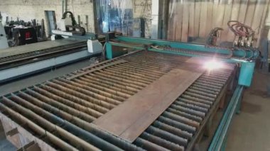Gaz kaynaklama cnc makine üst görünümü. Gaz kesme işi. Fabrikada gaz kesme. CNC makinesinde metal kurusıkı kesmek
