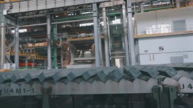 Metal atölyesi. Metal üretim atölyesinin içinde. İçeriden gelen modern bir metal fabrikası. Bir metalürji fabrikasında endüstriyel iç mekan.