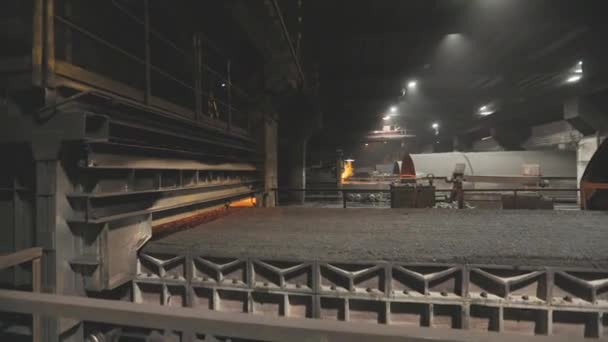 コークス炉石炭生産。ココナッツの石炭炉の中だ。ホットコークス — ストック動画