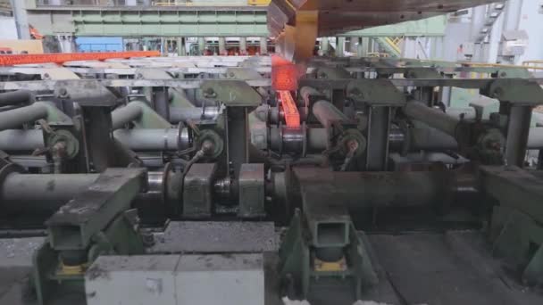 Heißes Metall auf einer Förderlinie. Rotglühendes Metall. Produktion von Walzmetall in einer Hüttenfabrik — Stockvideo