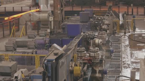 コンベアラインのホットメタル。赤いホットメタル。冶金工場における圧延金属の製造 — ストック動画