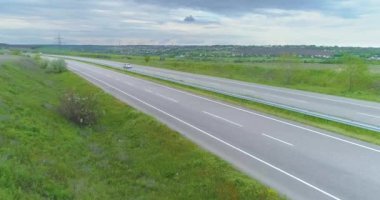 Araba otoyol boyunca sürer. Modern otoban manzarası. Yeni modern yol manzarası. Otobanda uçarken
