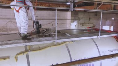 Tank kamyonu temizleme operasyonu. Tanker kimyasal temizlik işinde. Kamyon tankını içeriden temizliyorum.