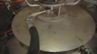 Kamyon tankını içeriden temizliyorum. İç yıkama ve tankların buharı. Tanker kimyasal temizlik işinde..