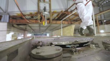 İç yıkama ve tankların buharı. Kamyon tankını içeriden temizliyorum. Tanker kimyasal temizlik işinde..