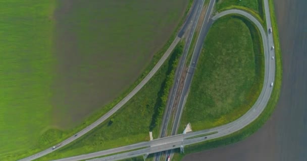 Cars are driving along the highway, top view. Traffic interchange top view. Flying over a road junction Cars drive along the highway outside the city — Stock Video