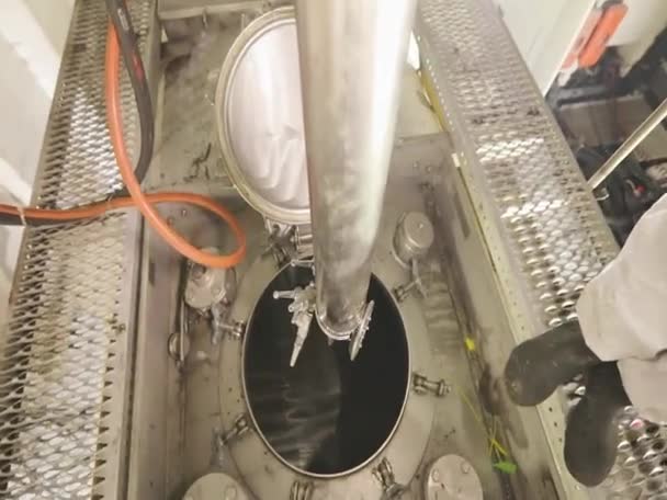 Um trabalhador faz uma limpeza química de um caminhão tanque com vapor a partir do interior. Limpeza automática a vapor do petroleiro. Trabalhador na protecção química — Vídeo de Stock