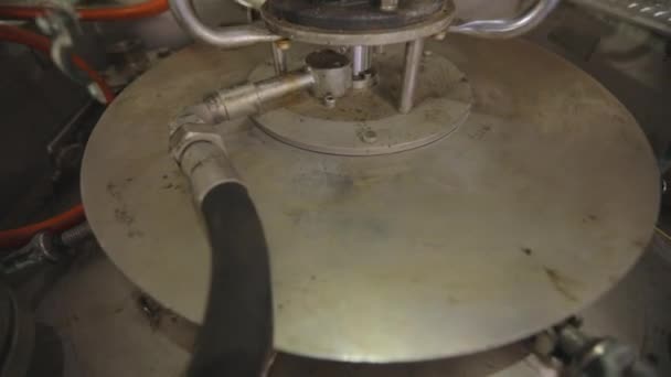 Czyszczenie cysterny od wewnątrz. Wewnętrzne mycie i gotowanie zbiorników. Tankowiec jest w chemicznym czyszczeniu.. — Wideo stockowe