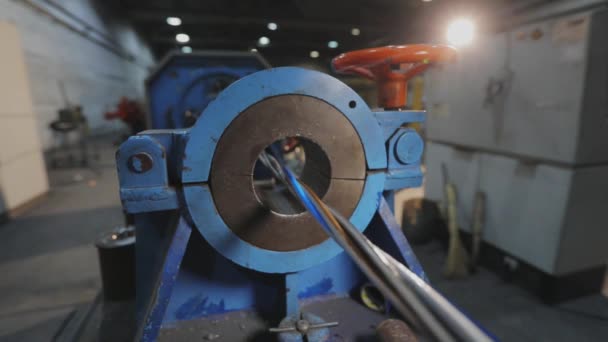 Multi-core kabel weven proces, kabel productie in een moderne fabriek. Multi-core kabelproductie in een fabriek — Stockvideo