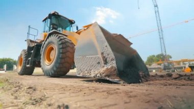 İnşaat alanında HUD elementleri olan bir buldozer. Animasyon grafikli modern buldozer. İnşaat alanında sanal gerçeklik kavramı