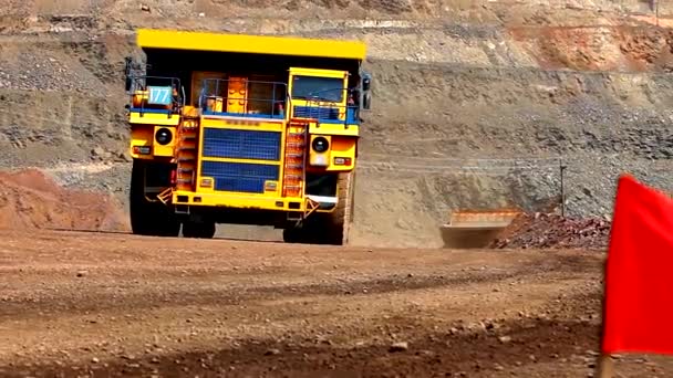 A modern kőfejtő teherautó áthajt a kőbányán. Az ideiglenes szénbányászat megjelenítése. Szénbányászati folyamat — Stock videók