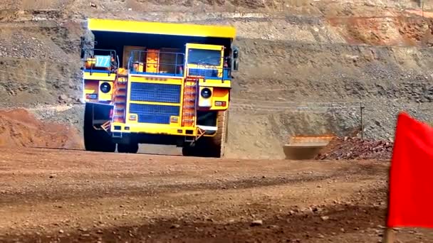 Visualization of the temporary coal mining industry. The modern quarry truck drives through the quarry. Coal mining process — Stock Video