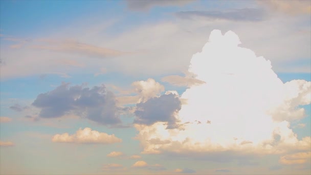 Χρονικοί γύροι από σύννεφα στον ουρανό. Όμορφα σύννεφα στον γαλάζιο ουρανό — Αρχείο Βίντεο