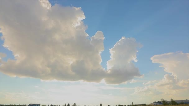 Hermoso cielo azul con clima nublado. Tiempo lapso nube movimiento — Vídeos de Stock