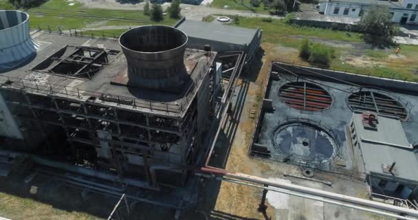 Torre di raffreddamento drone vista. Torre di raffreddamento in fabbrica. Sistema di raffreddamento in fabbrica. Tipo bagnato torre di raffreddamento. — Video Stock