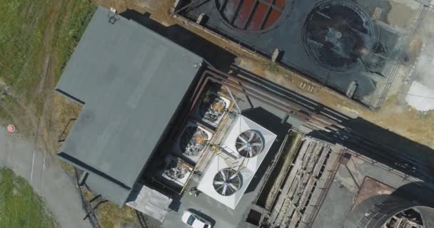 Sistema di raffreddamento in fabbrica. Torre di raffreddamento a umido. Torre di raffreddamento in fabbrica. Torre di raffreddamento drone vista — Video Stock