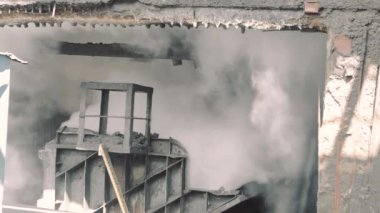 Kokain işleminden sonra kokain fırınının kömürü soğuyor. Kola fırını kömür üretimi. Metalurji girişimi