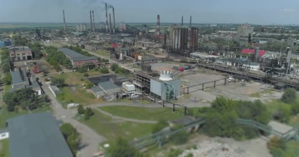 Drohnenblick auf ein großes Industriegebiet. Metallurgische Anlage von einer Drohne aus betrachtet. Anlagenoberseite — Stockvideo